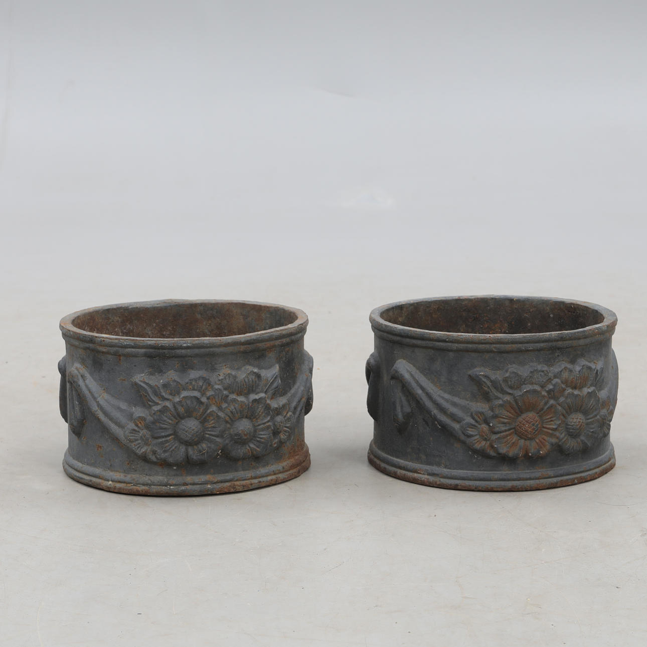 HAVEURNER, støbejern, et par.