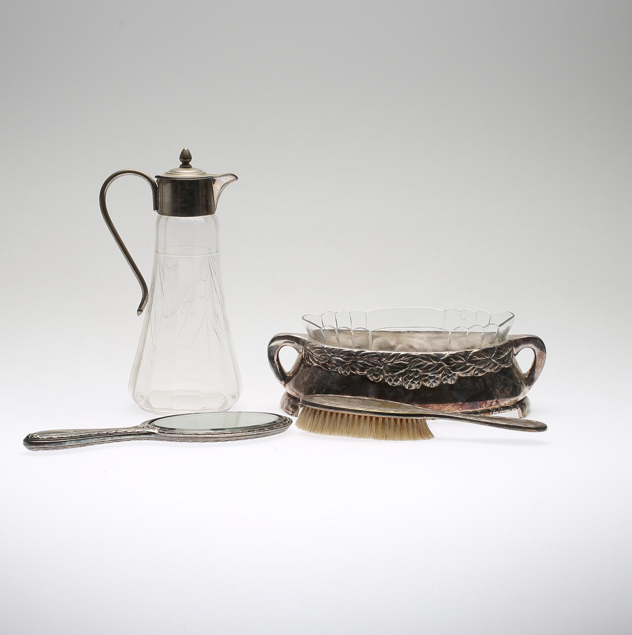 JARDINJÄR, KANNA, HANDSPEGEL OCH BORSTE, nysilver och glas, 1900-talets första hälft.