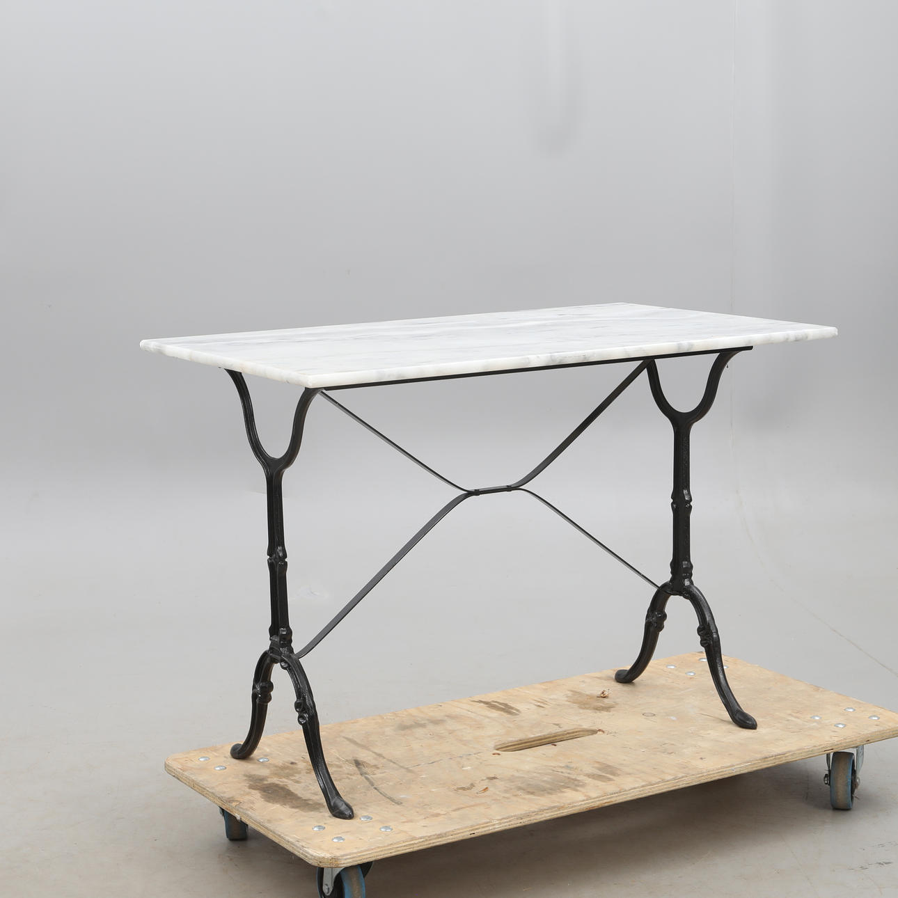 GARTENTISCH, Standfuß aus Gusseisen mit Marmorplatte.