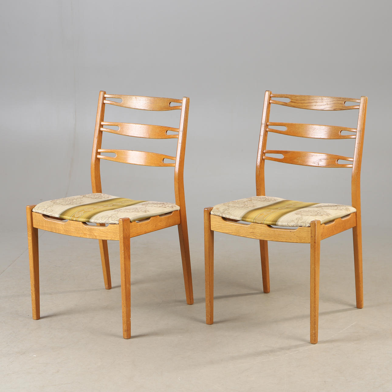 Ein Satz von 2 Eichenstühlen, Mitte des 20. Jahrhunderts.