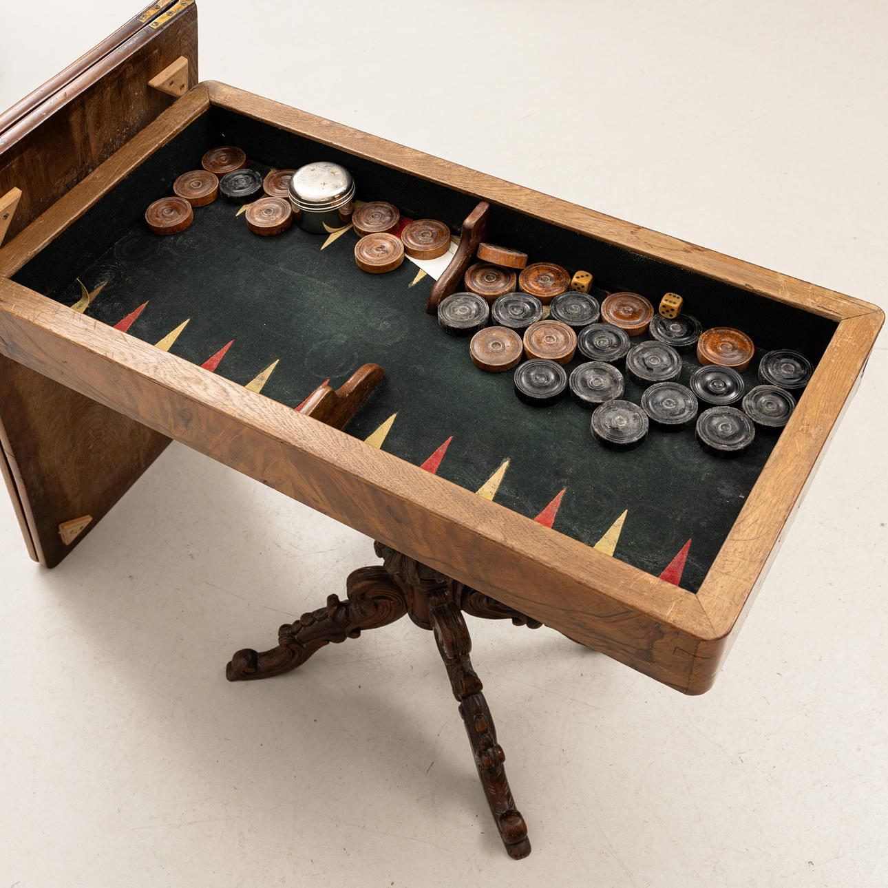 Una mesa de backgammon neorrococó del siglo XIX.