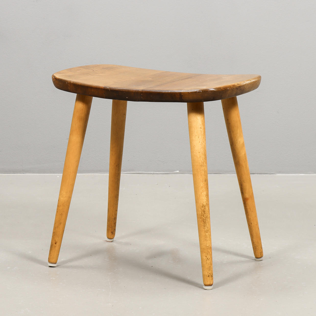 YNGVE EKSTRÖM. Taburete, «Palle», abedul.