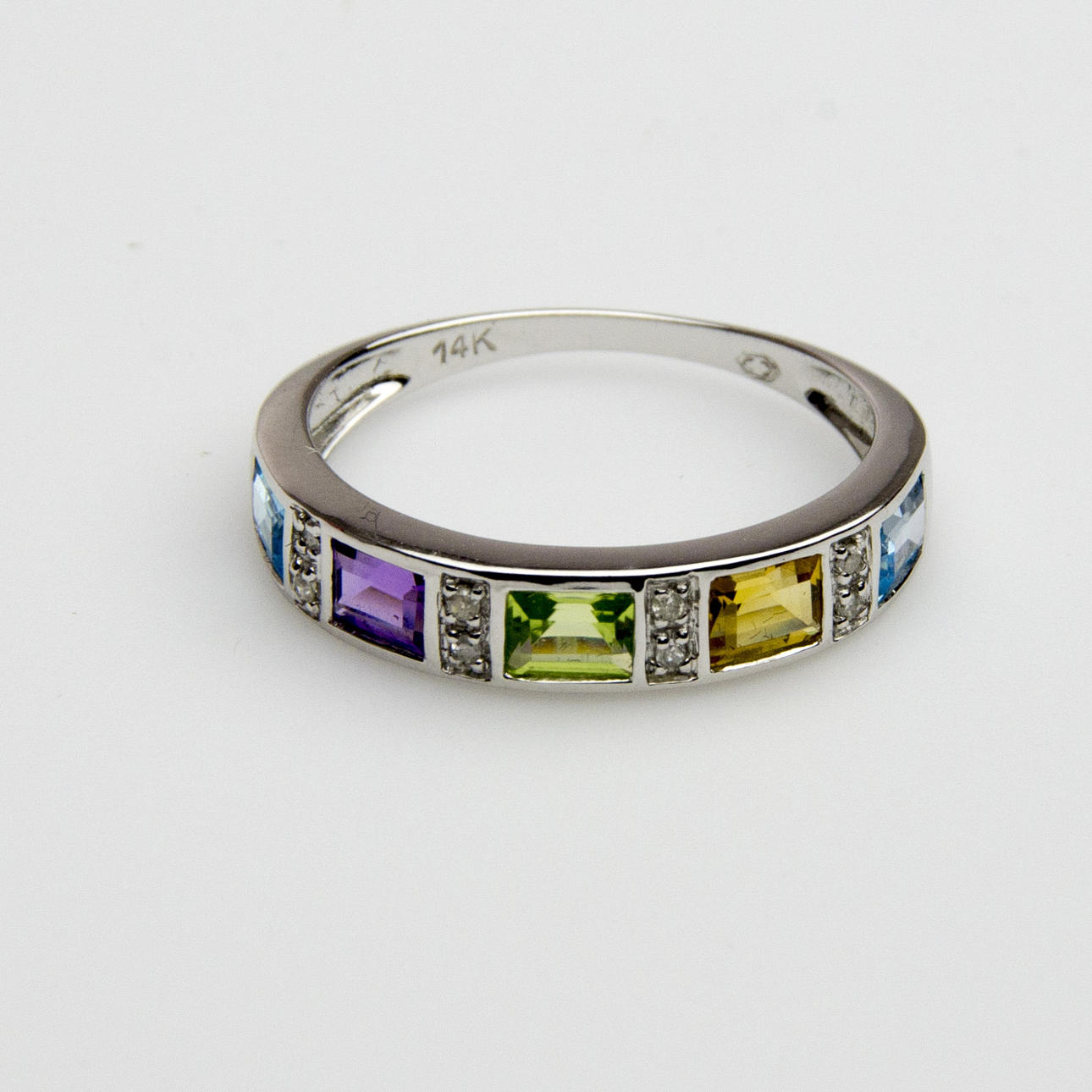 RING , 14K vitguld med diamant och flerfärgare stenar.