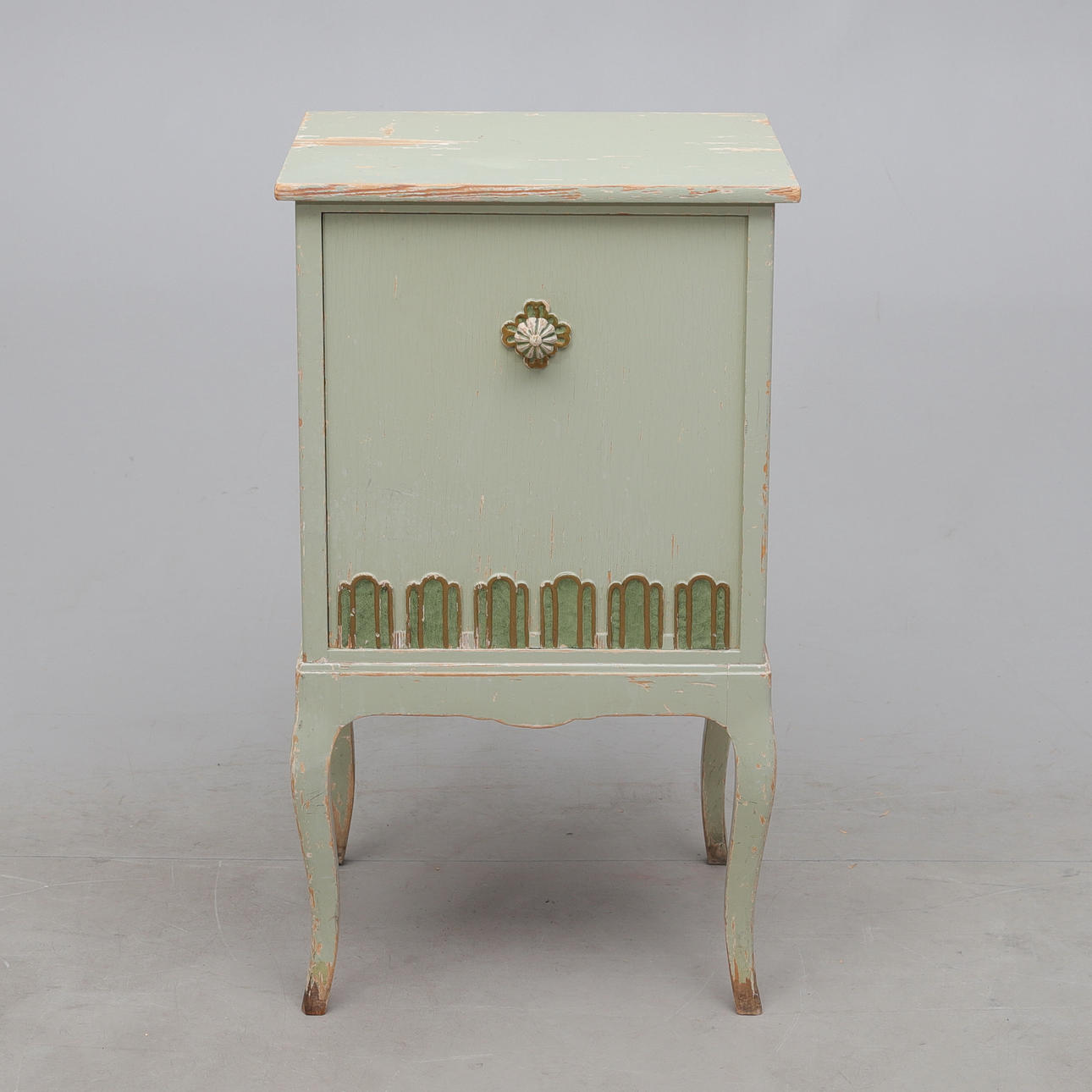 BEDSIDE TABLE, 1920s/30s.