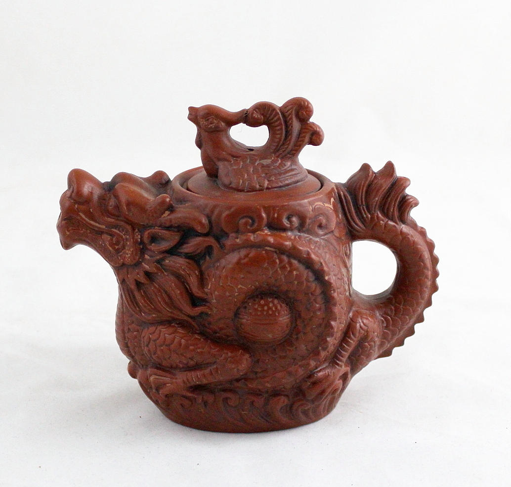 TEKANNA, keramik, i form av en drake.