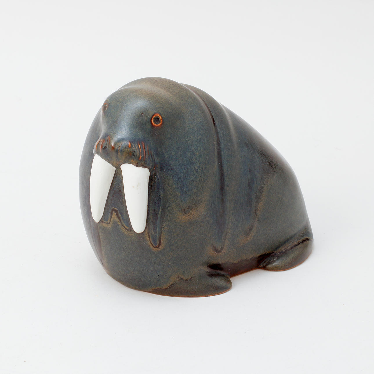 TAISTO KAASINEN. Estatuilla, gres, Arabia.