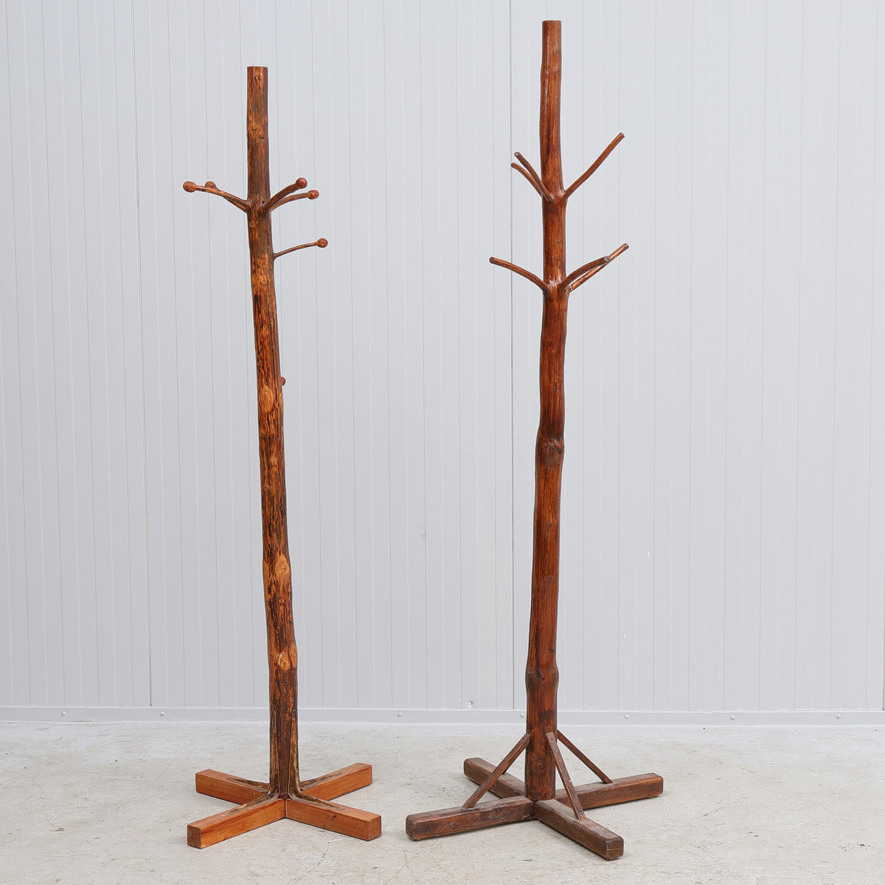 2 stk trætøjbøjler, 20. århundrede.