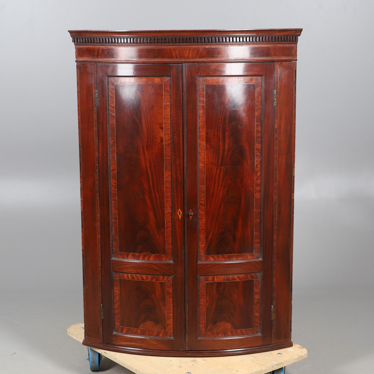AN INLAID MAHOGANY CORNER CUPBOARD.
