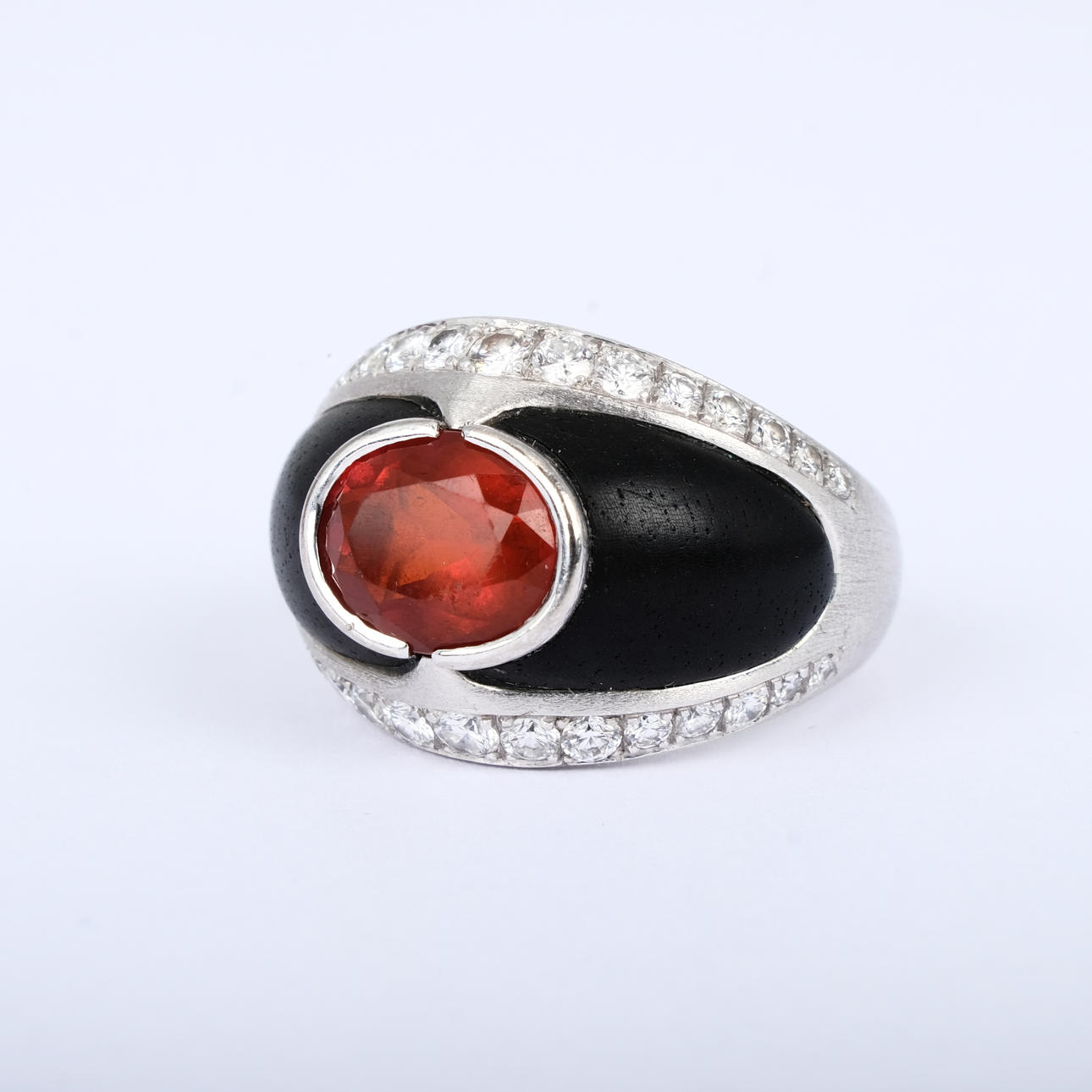 SORMUS, eebenpuu, timantit, kivet (rubiini).