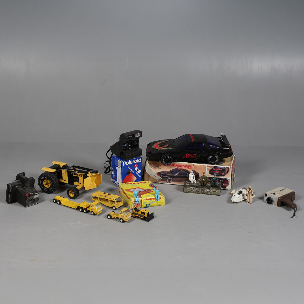 EN SAMLING LEGETØJ OG KAMERAER (ANTAL).