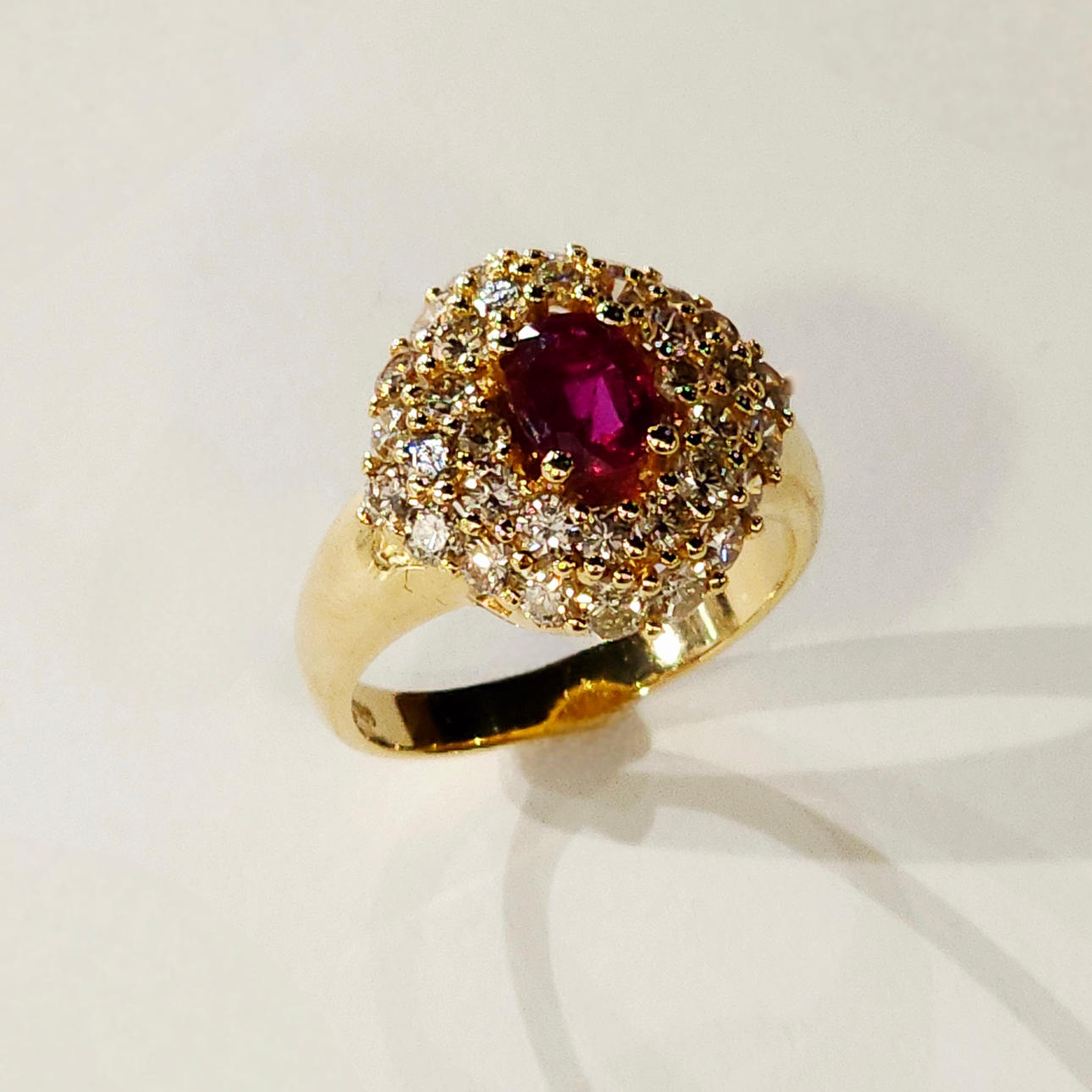 Brilliant-cut diamond ring with central ruby. 18k yellow gold frame. NO. 17.
