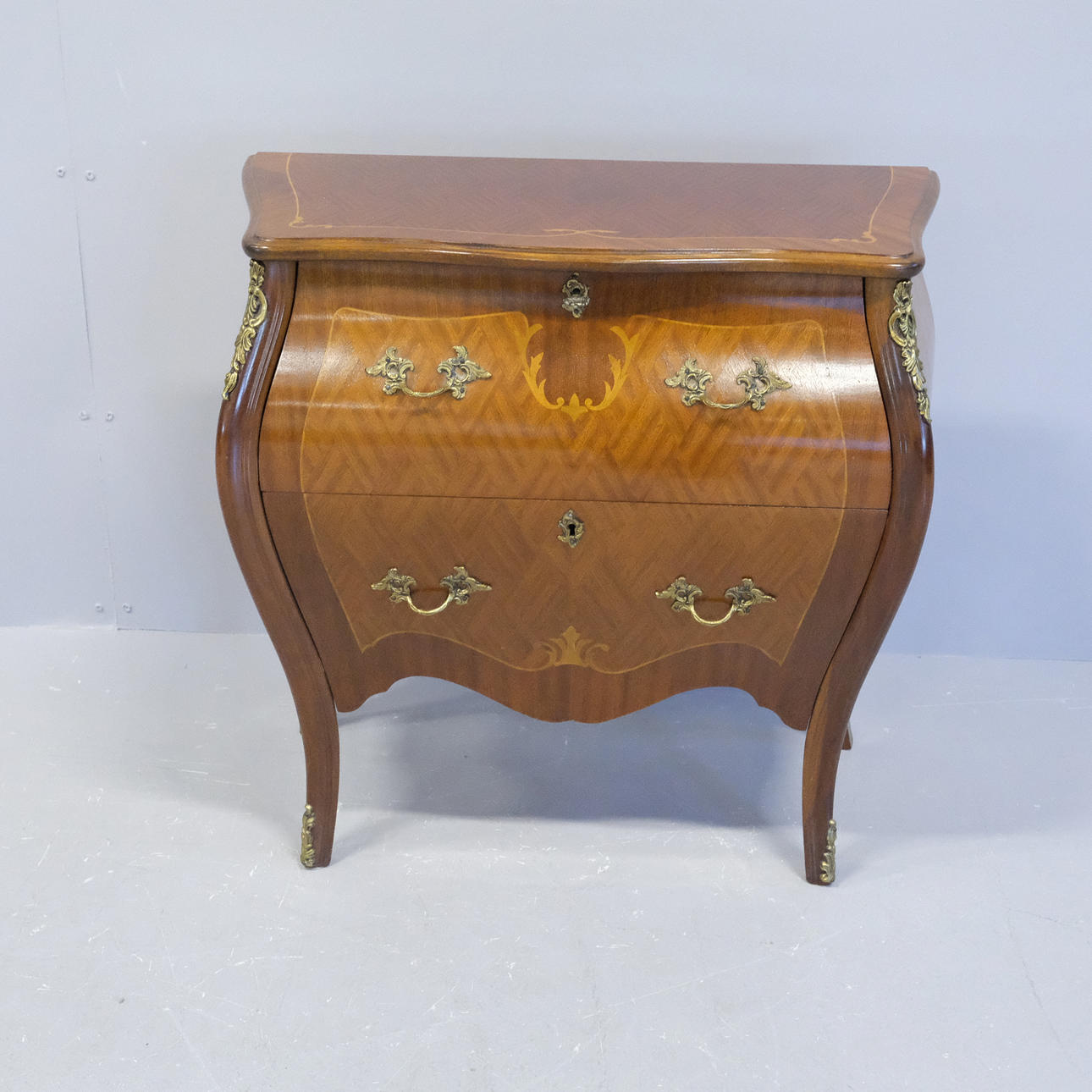 Kommode SCHUBLADEN IM NEO-ROKOKO-STIL.