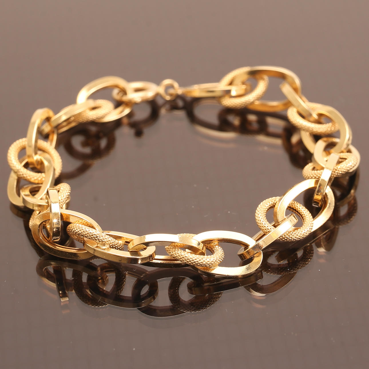 BRAZALETE de oro de 18 quilates.