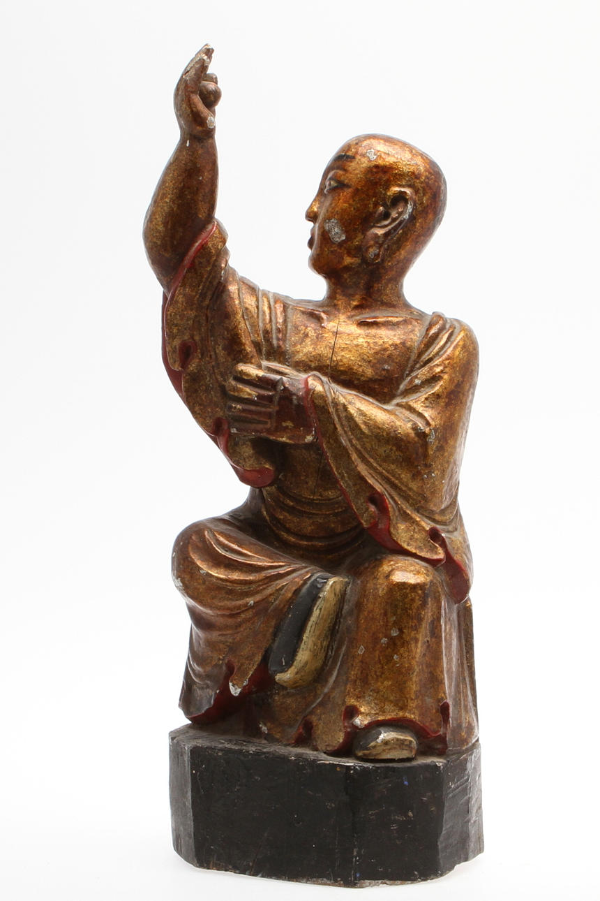 TRÄFIGUR, förgylld och bemålad. Asien, omkring 1900.