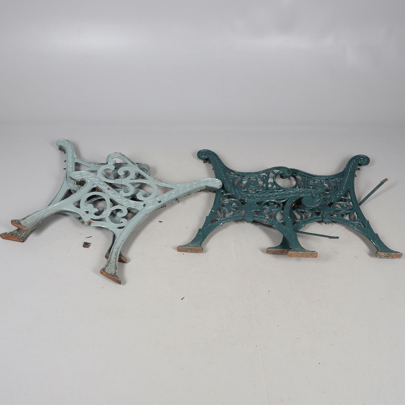 TVÅ PAR GJUTJÄRNSBÄNDAR.