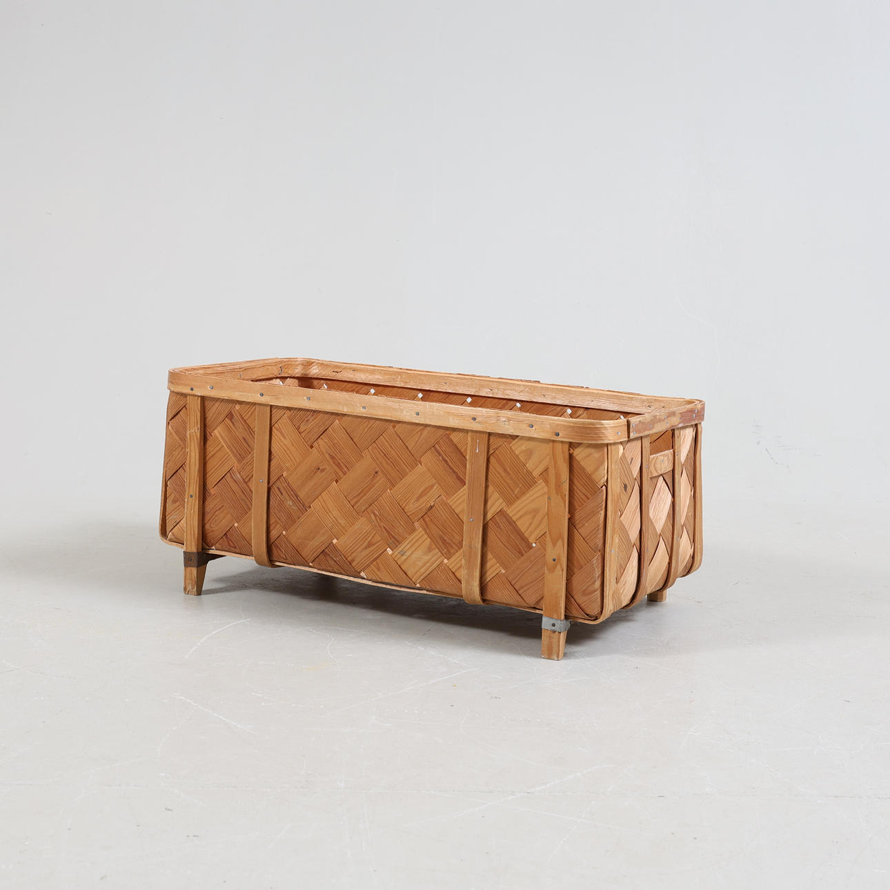 A wicker basket with carrying handle, 20th century.