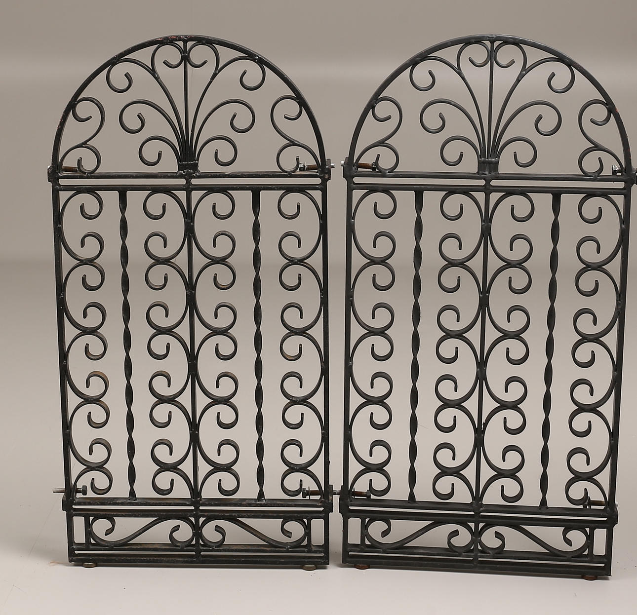 FÖNSTER, ett par, smide, Helmer Jansson, Norrköping 1978.