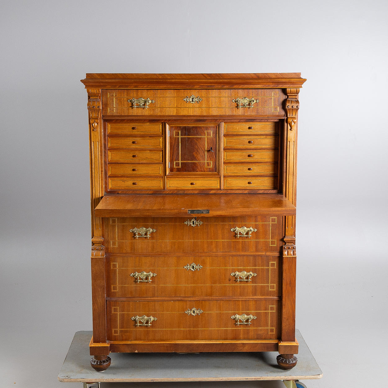 CHIFFONJÈ con compartimento de arce, giro 18/1900.