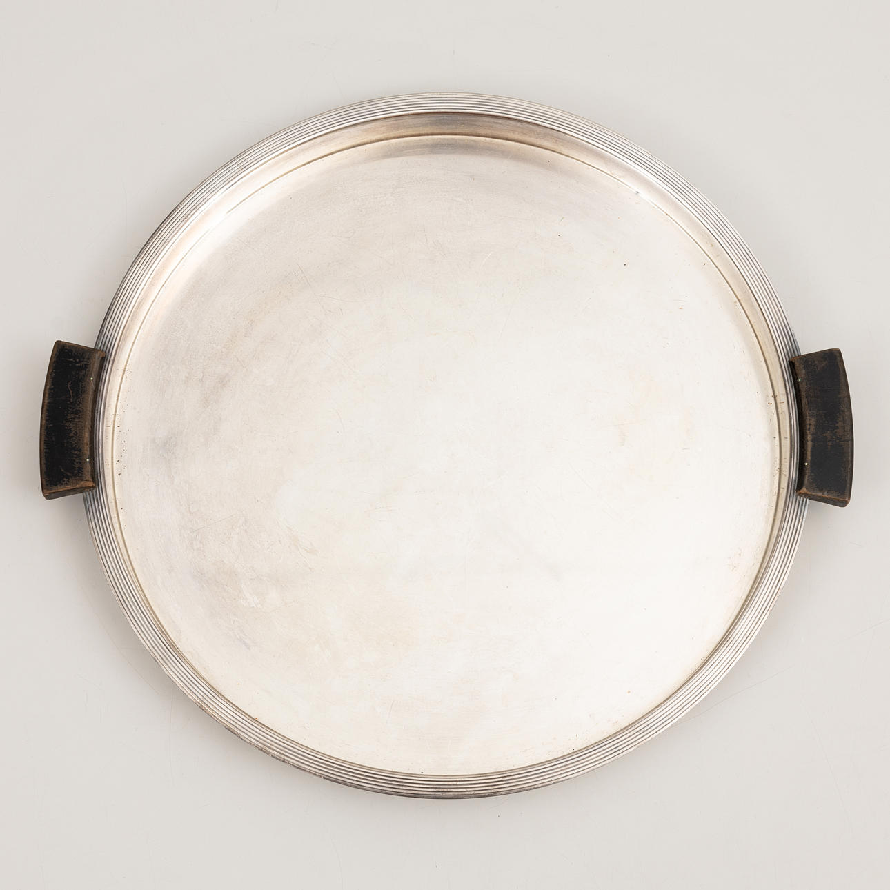 Tablett, Leichtmetall, Holzgriff, Art Deco, erste Hälfte des 20. Jahrhunderts.