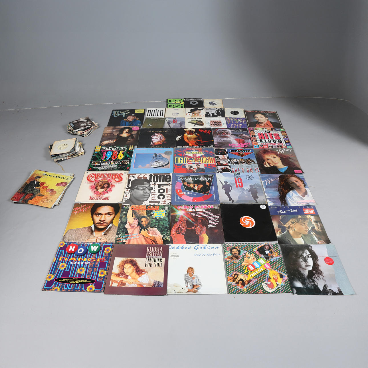 EN SAMLING AF LP'ER OG 7" SINGLER (ANTAL).