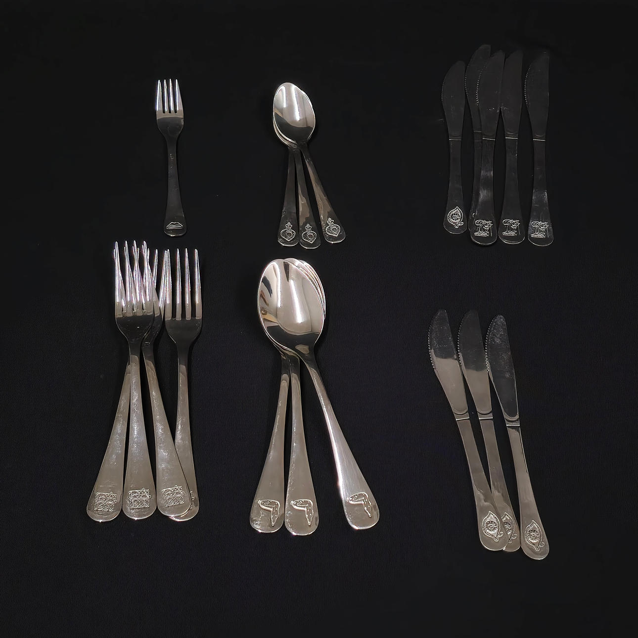 DALÍ GEDENKBESTECK 2004. 18 TEILE.