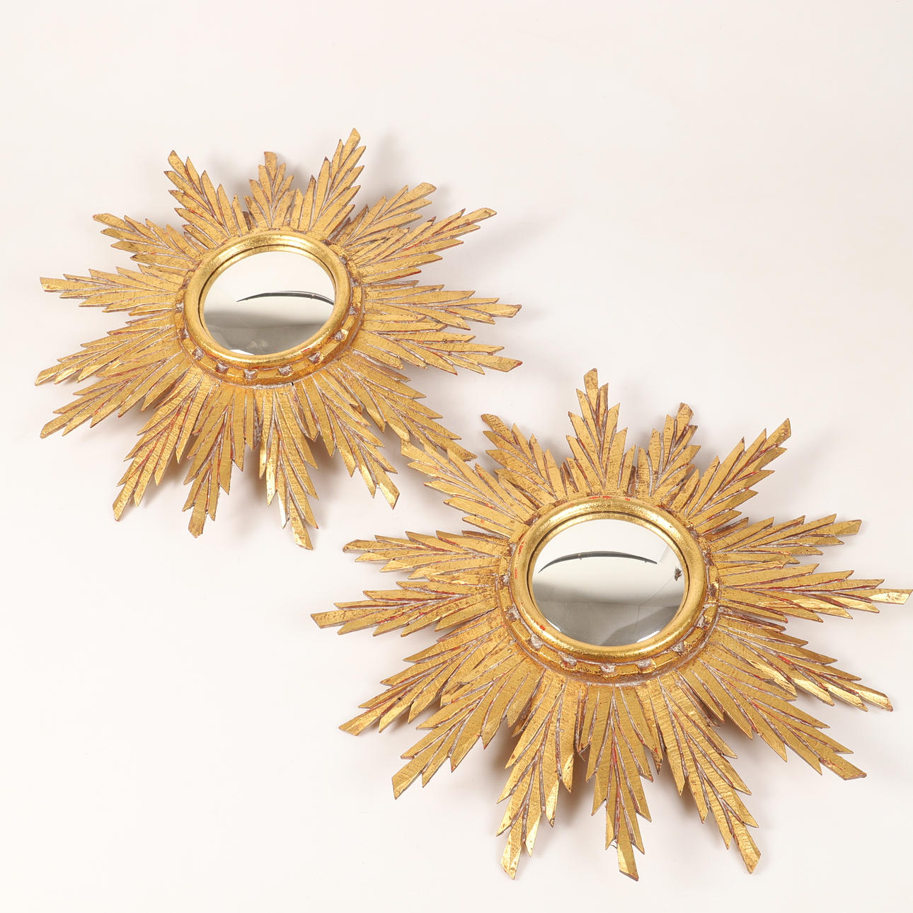 SOLSPEGLAR, 1 par, förgyllt trä, 1900-tal.