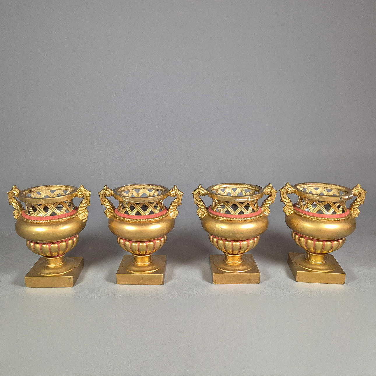 BEMALTE FIBERGLASURNEN, EIN 4ER-SET.