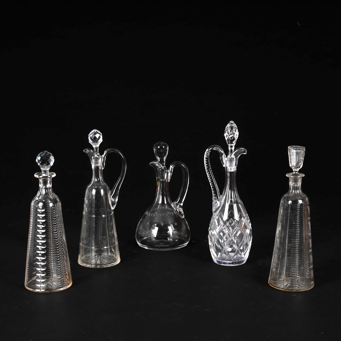 Satz von fünf Glaskaraffen, 18./20. Jahrhundert.