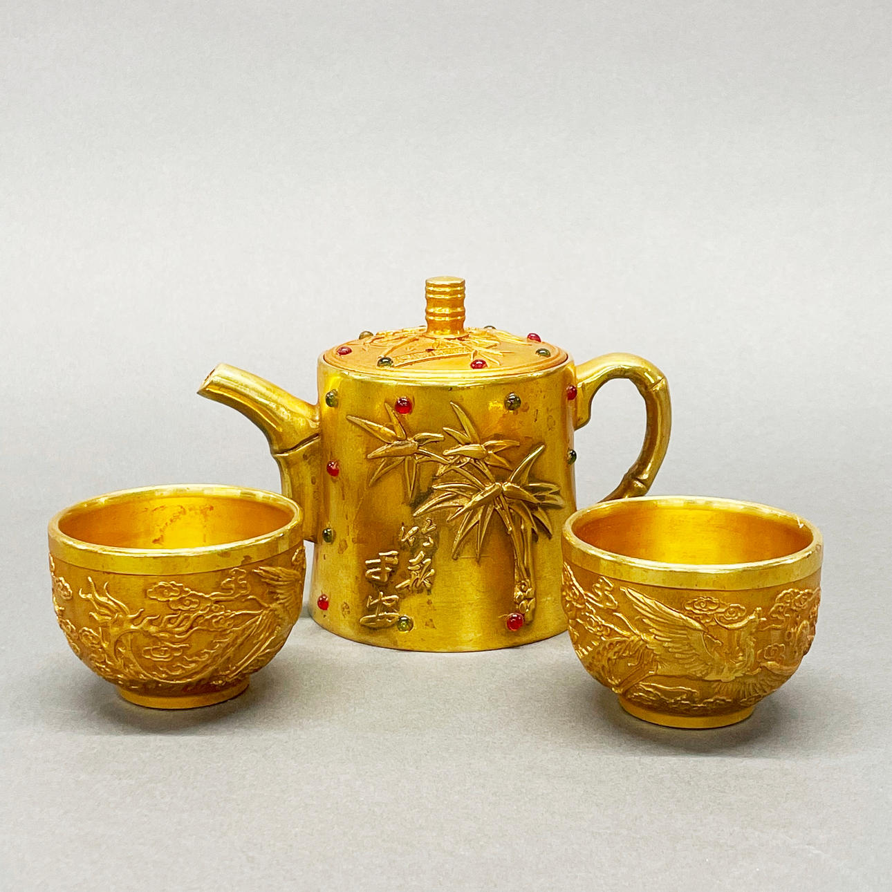 CHINESE TEAPOT AND CUPS.