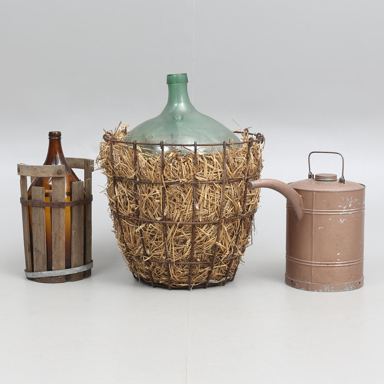 FLASKOR (2) samt OLJEKANNA, plåt, 1900-tal.