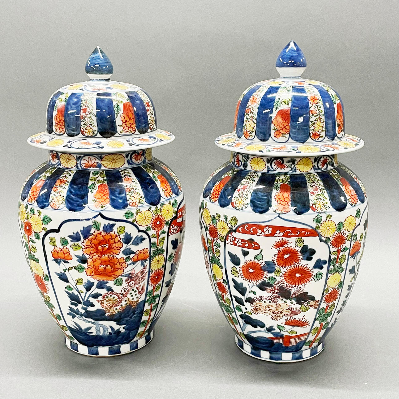 CHINESE PORCELAIN JARS AND LIDS.