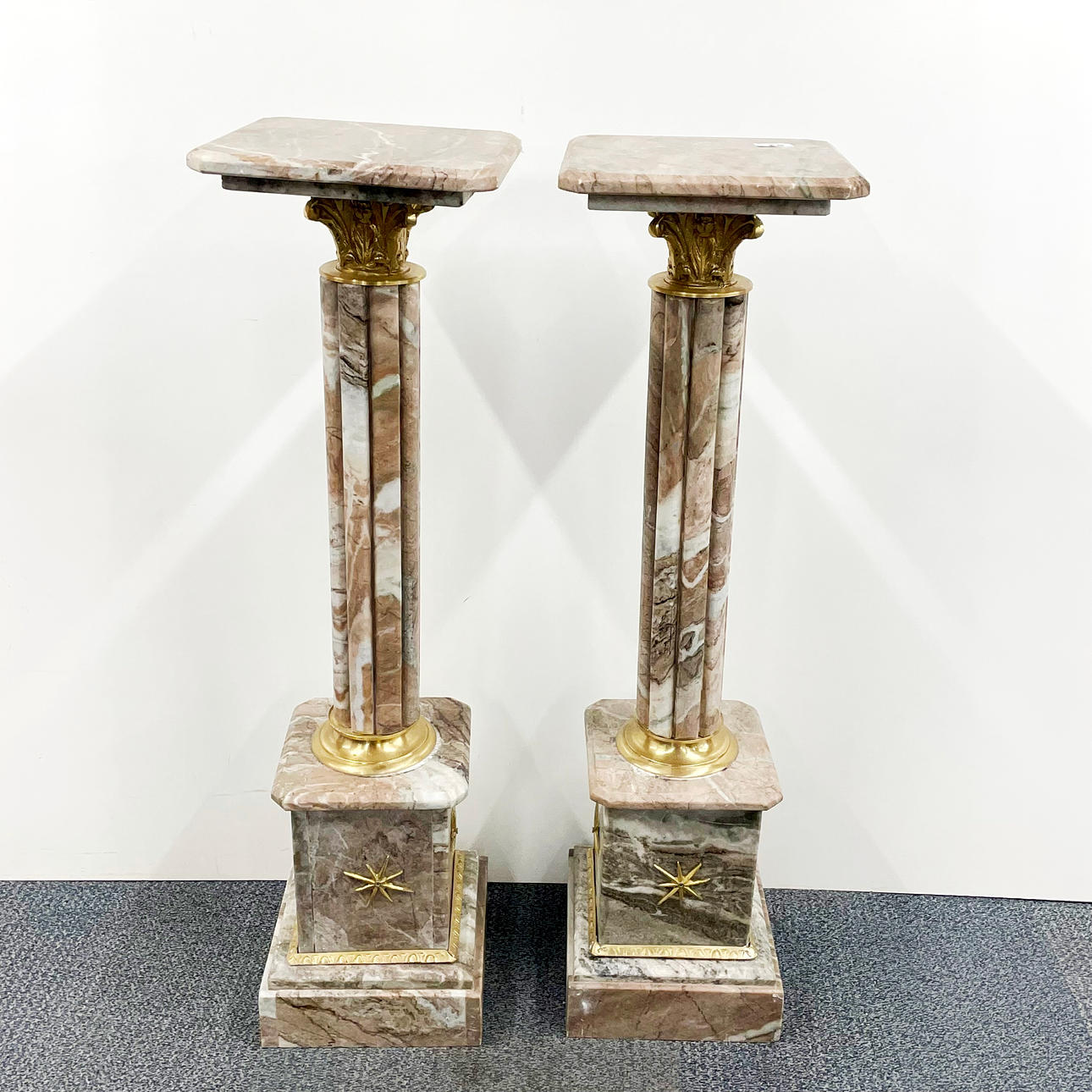 COLUMNAS DE MÁRMOL DE LATÓN DORADO.