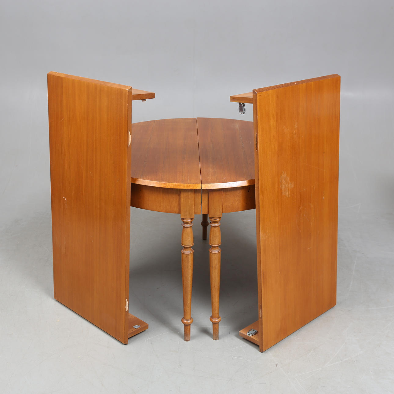 A hardwood dining table, 18th-20th century.