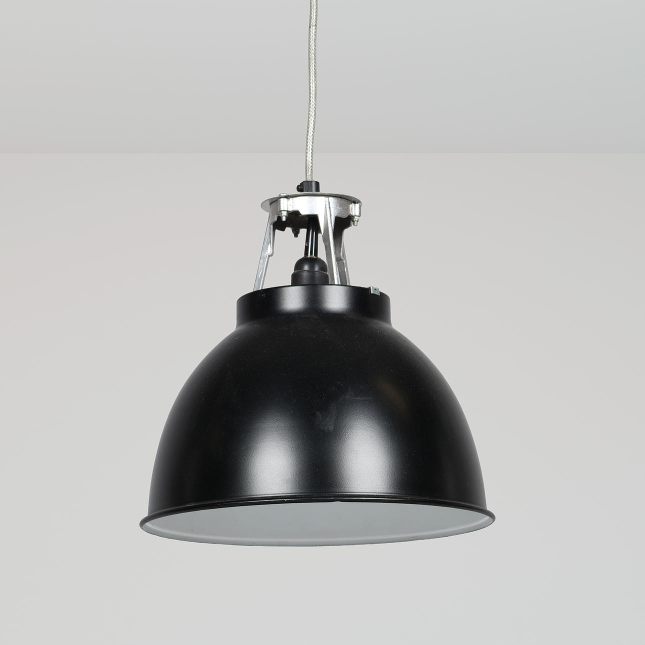 Titan loftslampe i industri look, sort.