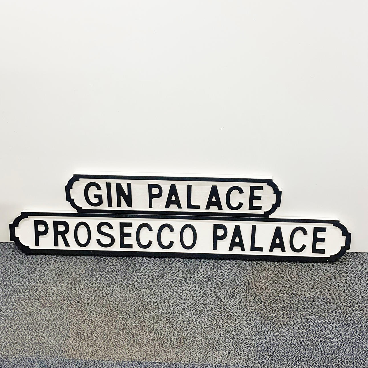 DOS LETREROS DE MADERA PINTADOS.