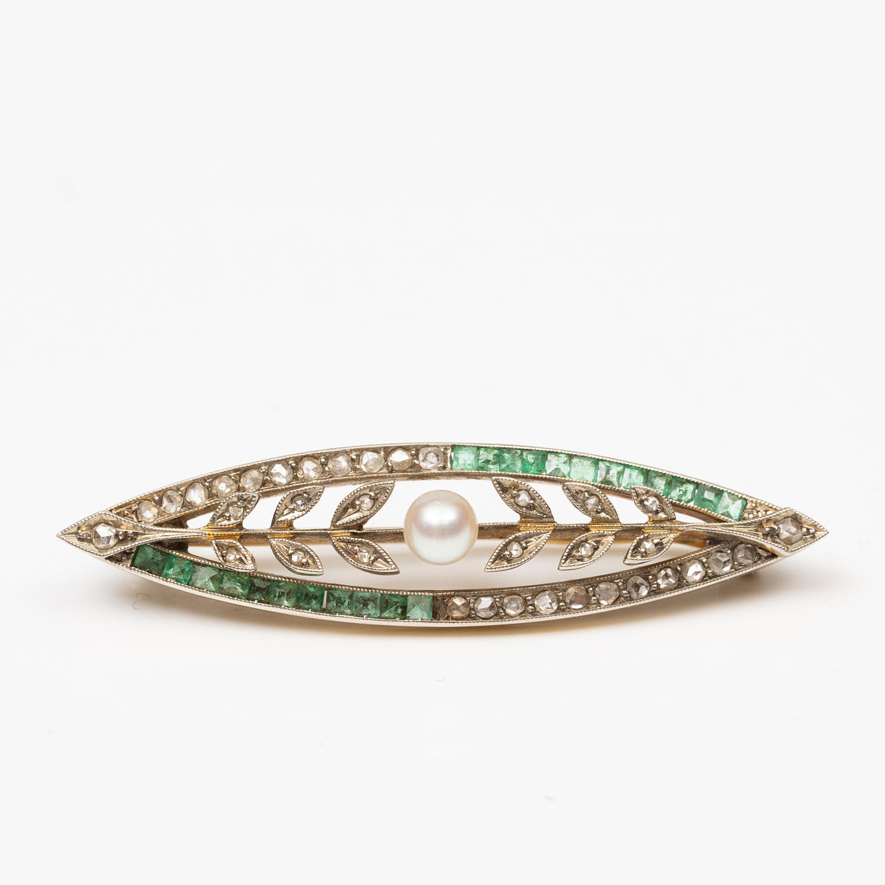 BROCHE, 18K guld, Diamanter, Smaragder, Perle.