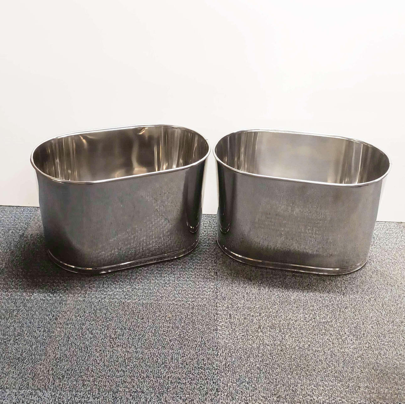 KAKSI MAINOSJÄÄÄMPÄRIÄ.