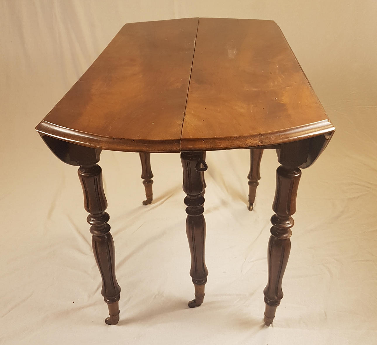 EXTENDABLE DINING TABLE, MAHOGANY.