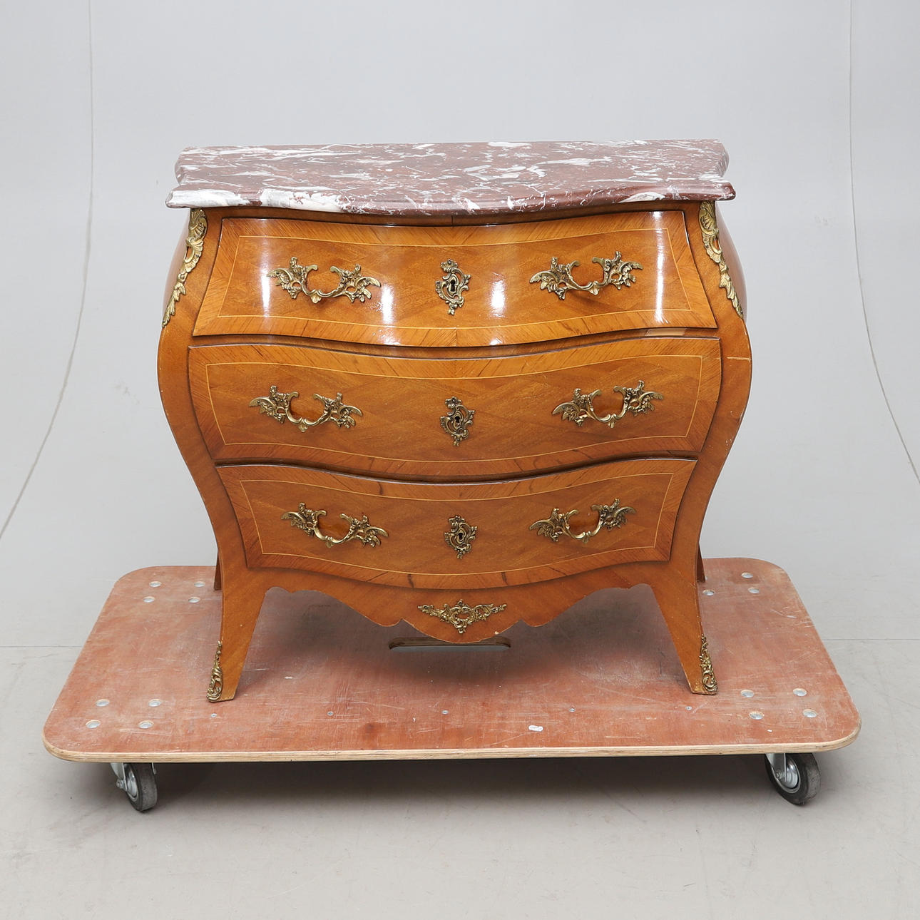 BYRÅ, rokokostil, 1900-talets andra hälft.