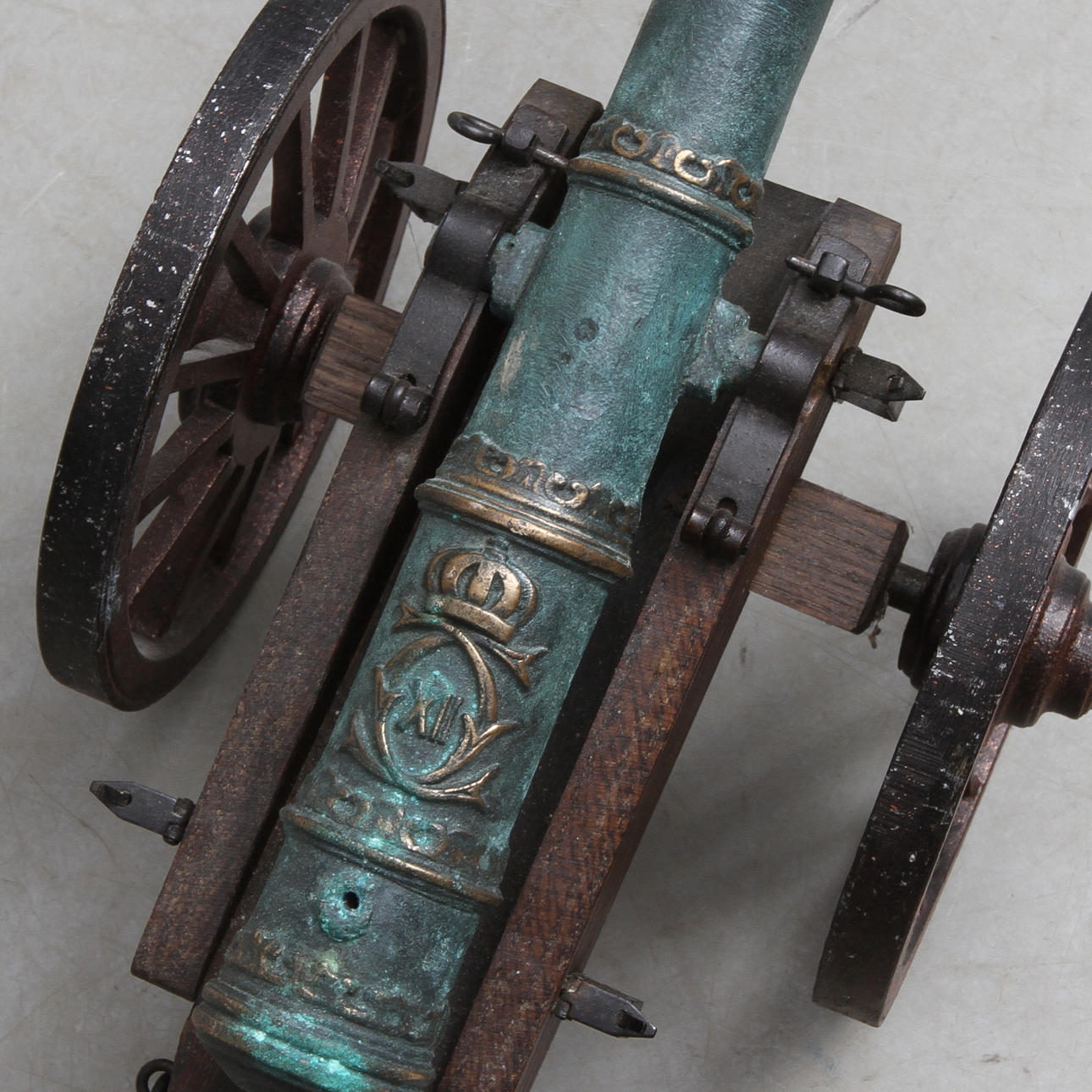 PRYDNADSKANON, med lavett, metall och trä, Svensk Metallkonst AB Carlscrona, 1900-tal.