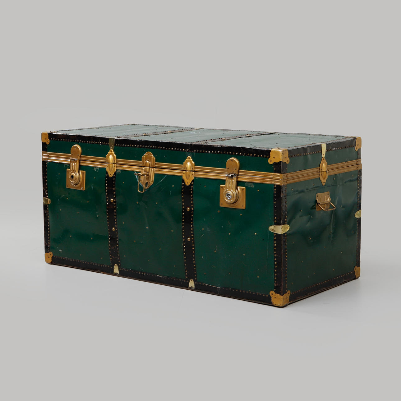 A suitcase, circa 1900.