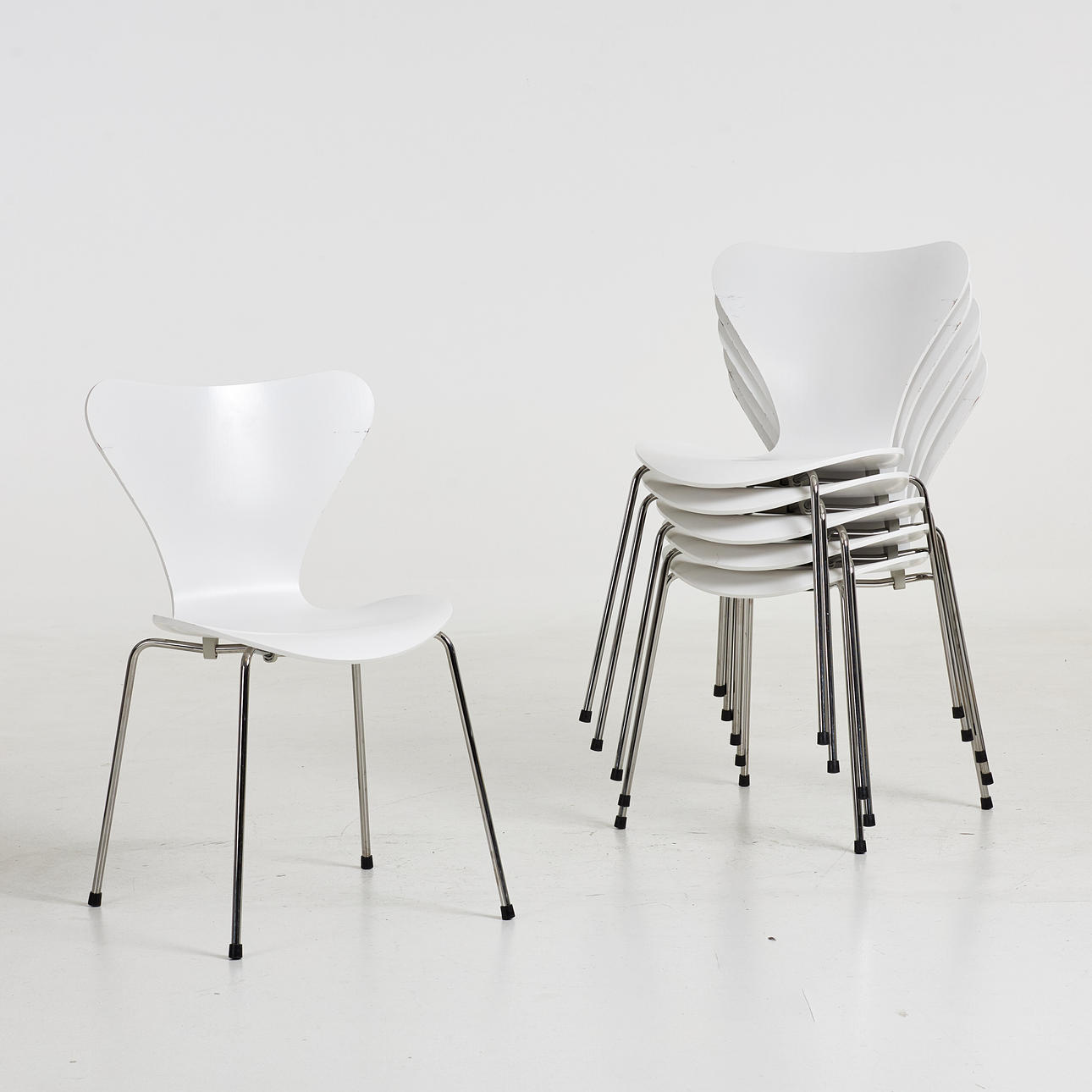 ARNE JACOBSEN. 6 pcs, “Sjuan”, chairs, Fritz Hansen, white laminated molded frame, chromed leg stand, label marked 2008.