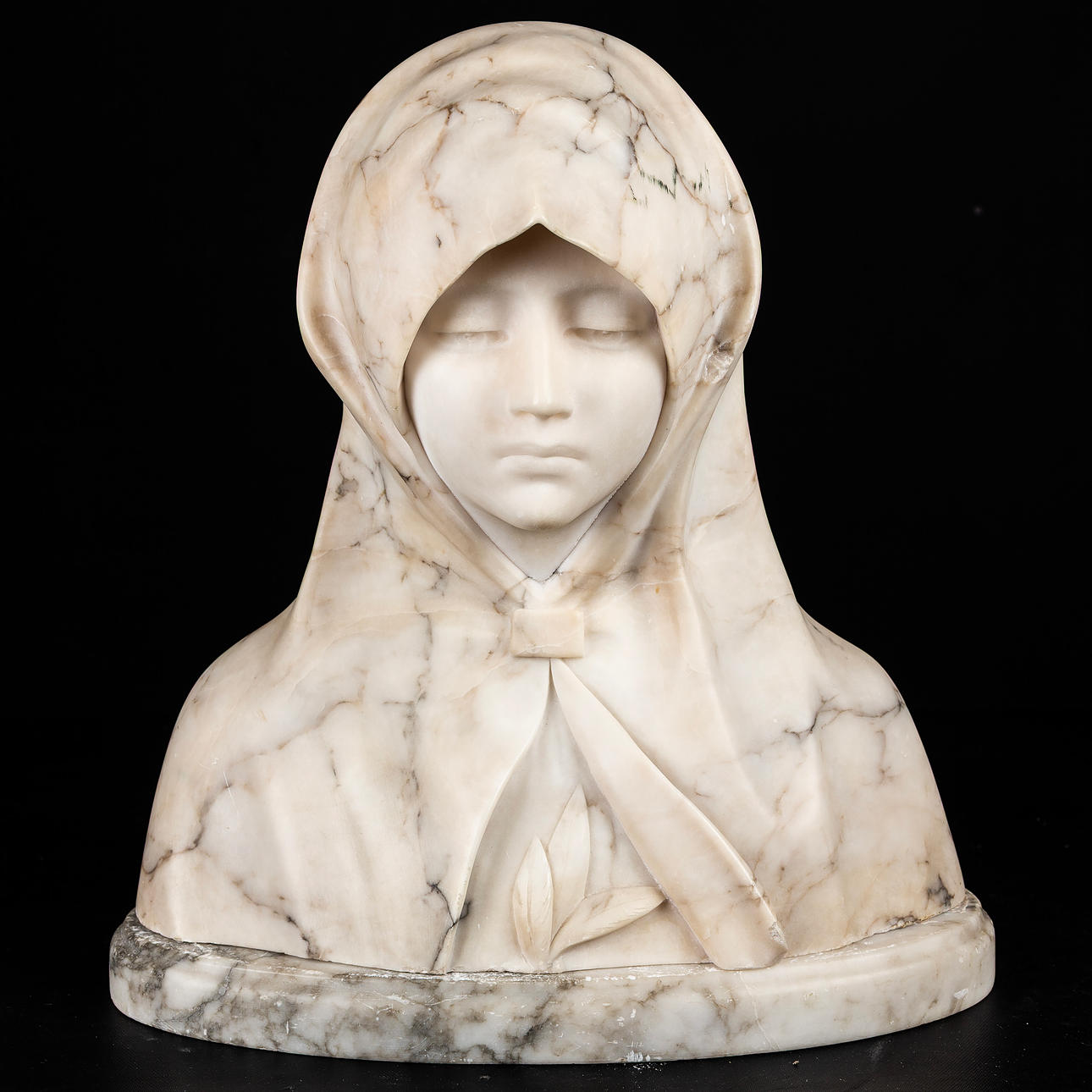 SKULPTUR/BUSTE, kvinde med slør, marmor.