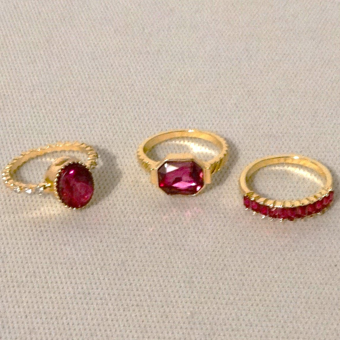 MODESCHMUCK RINGE mit pink farbenen Glanzsteinen.