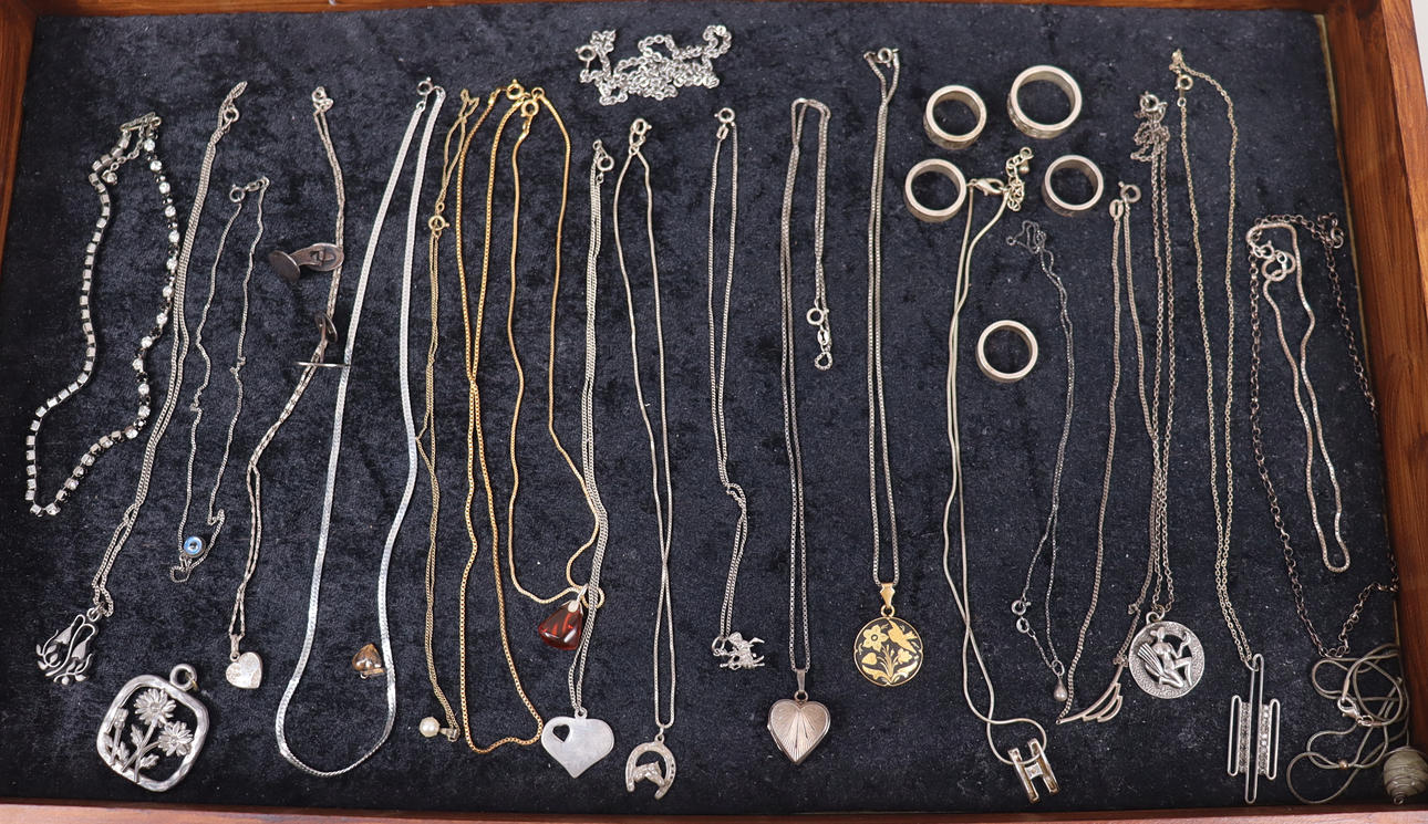 MISCELLANEOUS JEWELLERY, silver present.