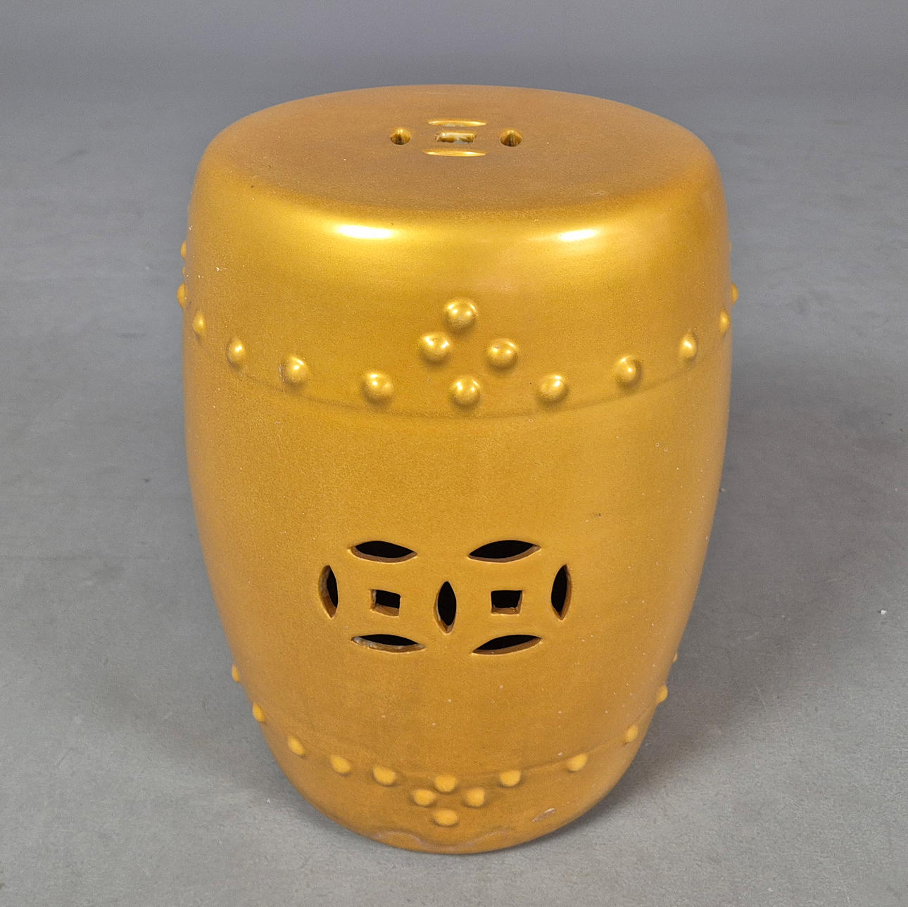 A GOLD PAINTED GARDEN BARREL SEAT.