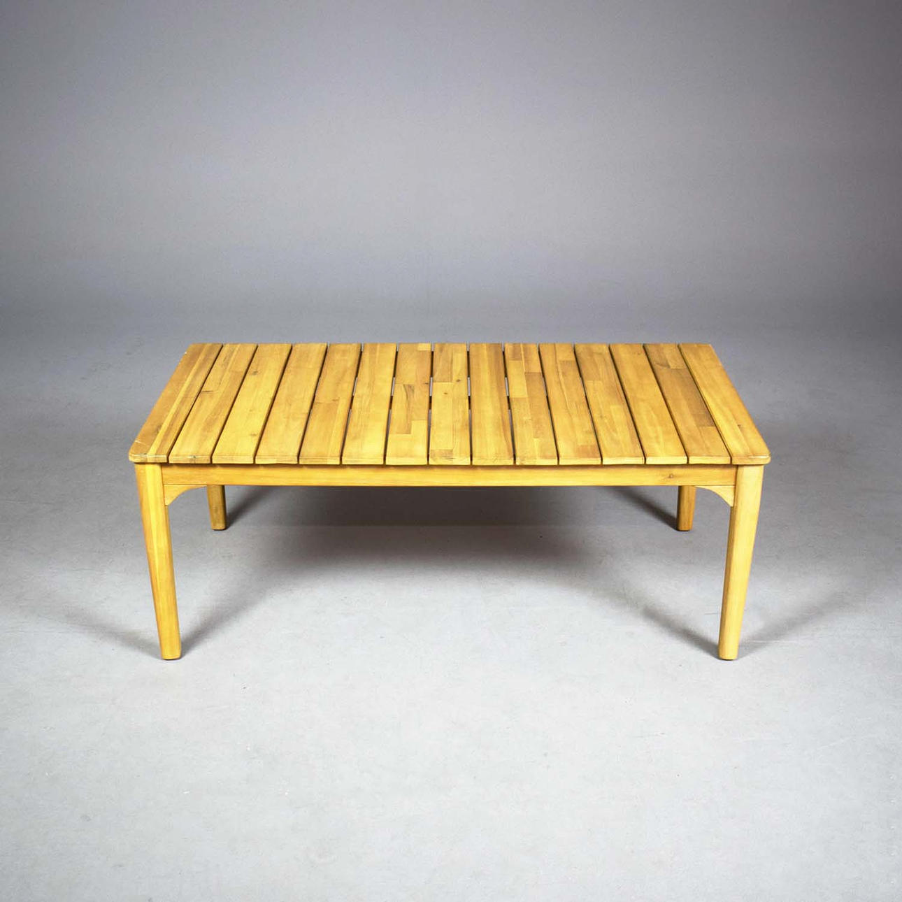 ET UDENDØRS SOFABORD I AKACIETRÆ.