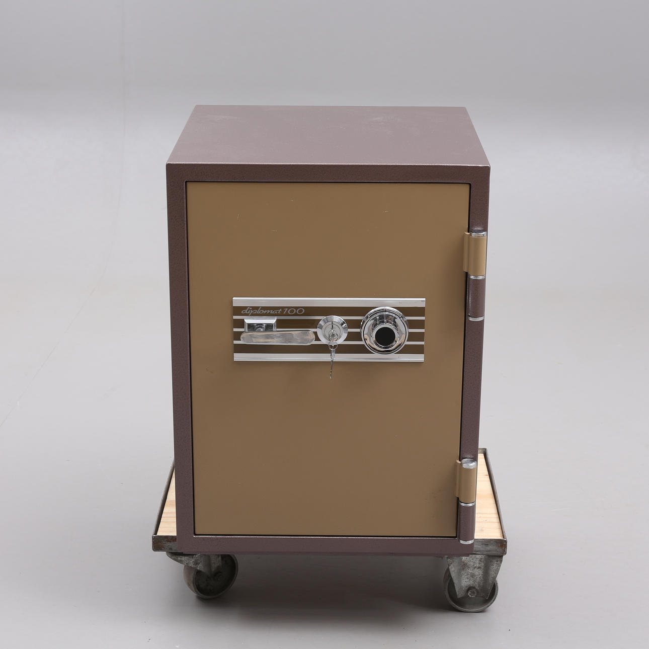 SIKKER, Diplomat 100.