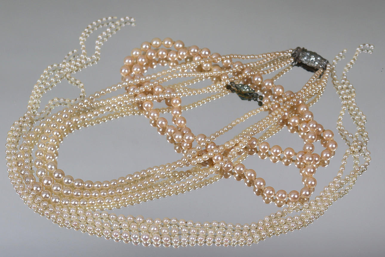 HALSKETTE, verschiedene Perlenketten.