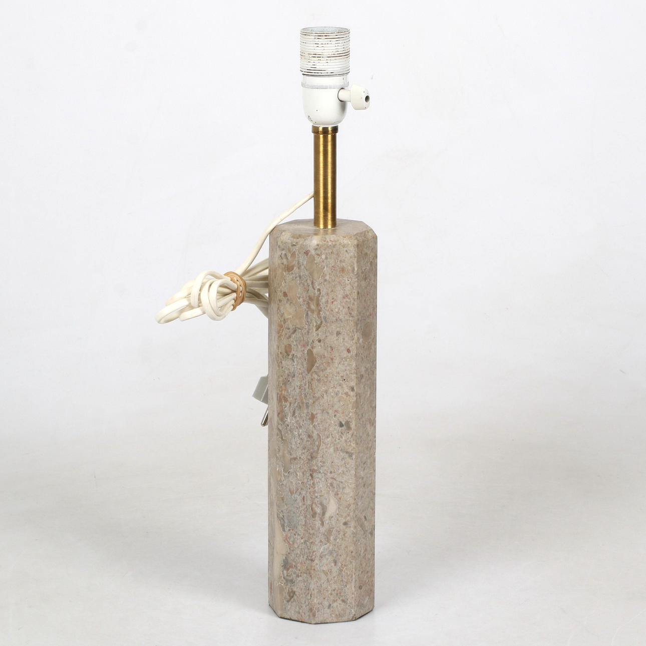 BORDSLAMPA, sten, 1900-talets andra hälft.